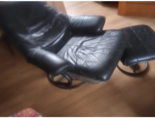 Sillones de piel negros con reposapie