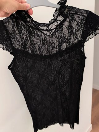Blusa negra encaje cuello alto