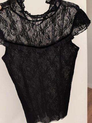 Blusa negra encaje cuello alto