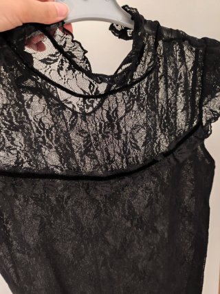 Blusa negra encaje cuello alto