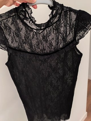 Blusa negra encaje cuello alto