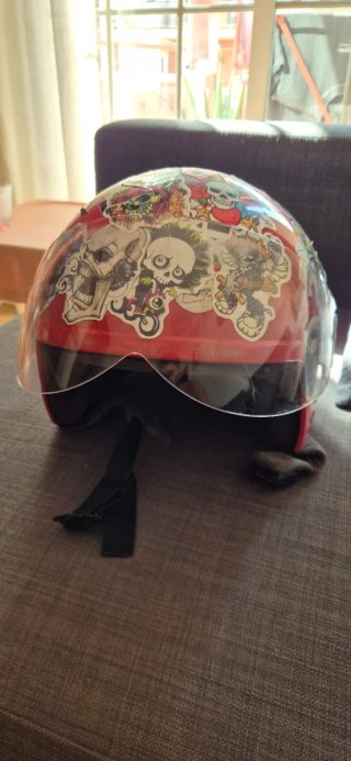 Casco de moto con visera y pegatinas