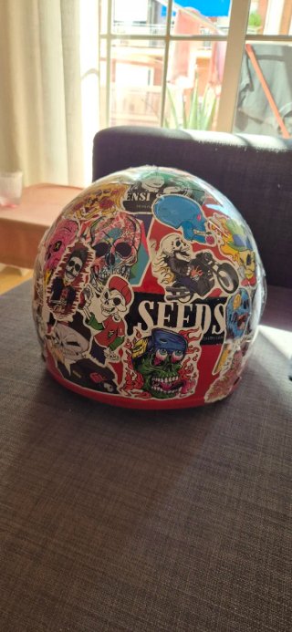 Casco de moto con visera y pegatinas