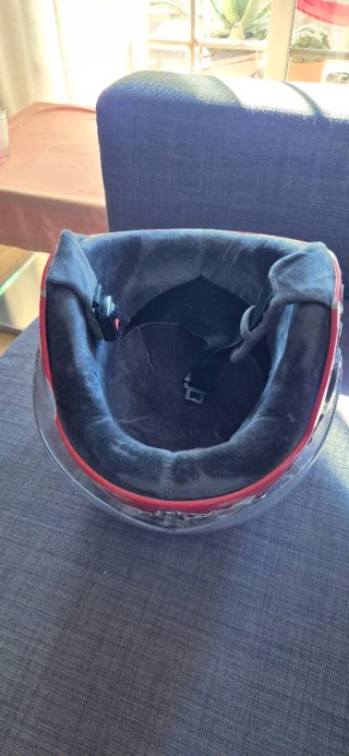 Casco de moto con visera y pegatinas