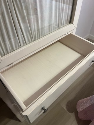 Cómoda blanca con detalles rosas