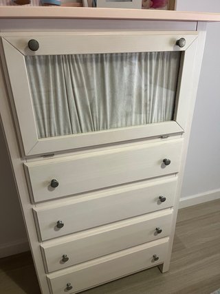 Cómoda blanca con detalles rosas