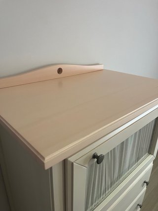 Cómoda blanca con detalles rosas