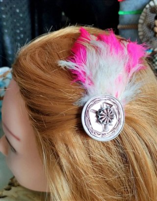 Tocado y pendientes rosas.