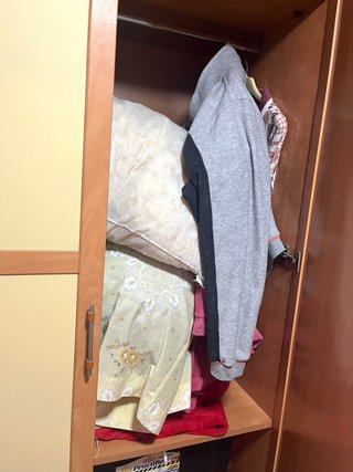 Dormitorio completo con cama y armario