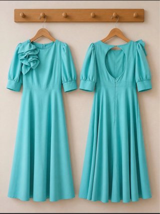 Vestido turquesa con flor y espalda descubierta