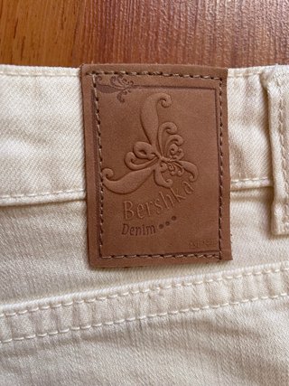 Shorts blanco crema estilo boho con encaje.
