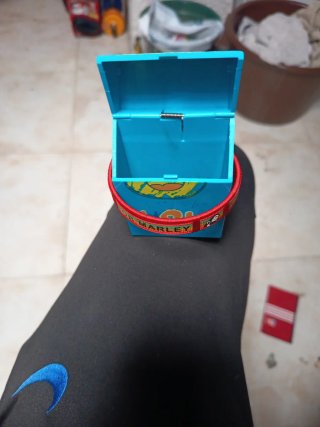 Pitillera y pulseras rasta