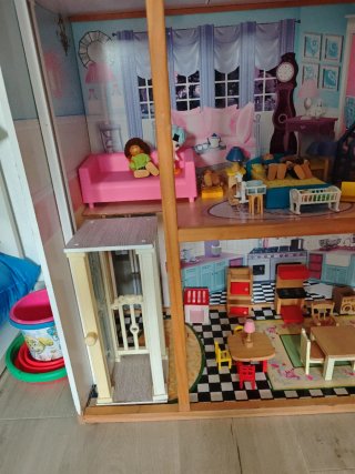 Casa de muñecas con muebles y muñecos