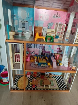 Casa de muñecas con muebles y muñecos