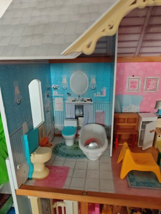 Casa de muñecas con muebles y muñecos