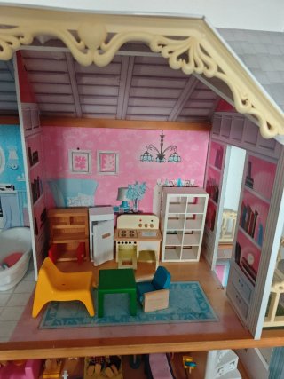 Casa de muñecas con muebles y muñecos