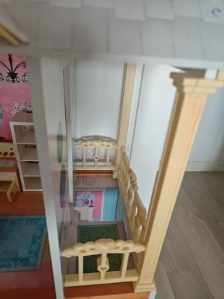 Casa de muñecas con muebles y muñecos