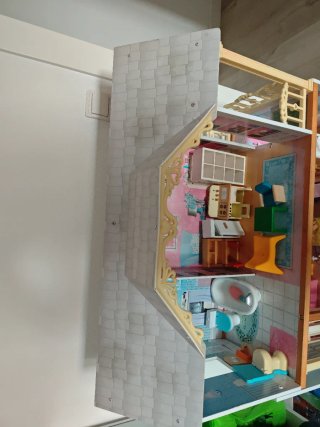 Casa de muñecas con muebles y muñecos