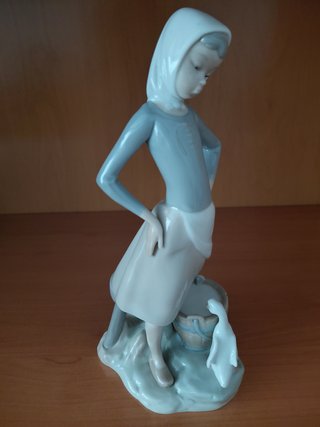 Figura Lladró Chica con Ganso y Cubo