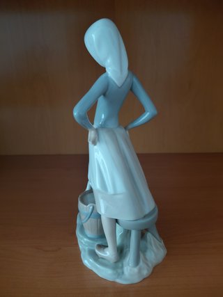 Figura Lladró Chica con Ganso y Cubo
