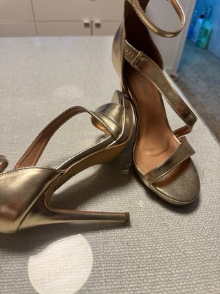 Tacones dorados de fiesta