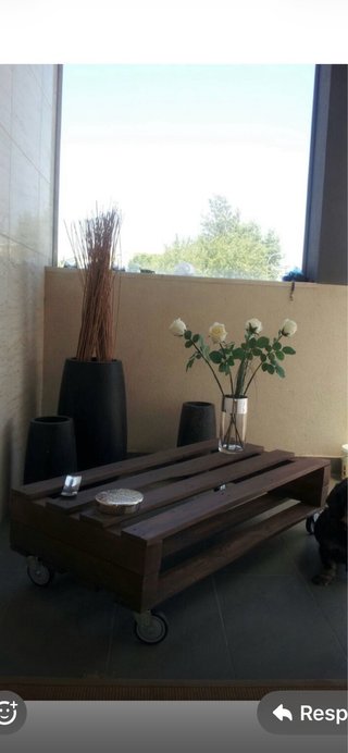 Mesa de Palets barnizada con Ruedas con cristal
