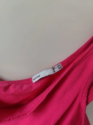 Blusa rosa con tirantes y hombros descubiertos