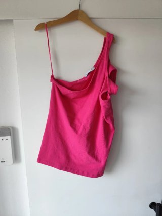 Blusa rosa con tirantes y hombros descubiertos