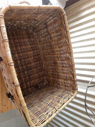 Baul antiguo rústico de mimbre muy resistente.