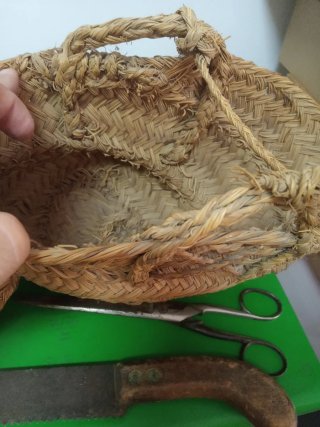 Lote Antigüedades: Cesta, morral y Herramientas