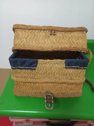 Lote Antigüedades: Cesta, morral y Herramientas