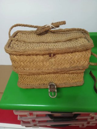 Lote Antigüedades: Cesta, morral y Herramientas
