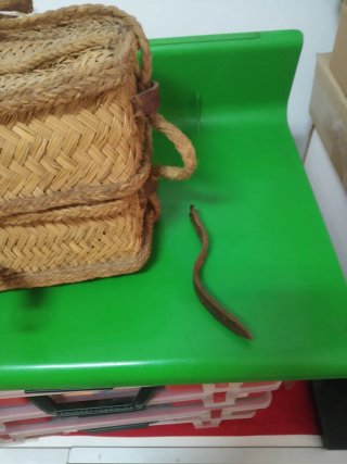 Lote Antigüedades: Cesta, morral y Herramientas