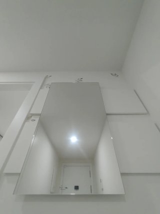 Specchio d'ingresso con legno bianco