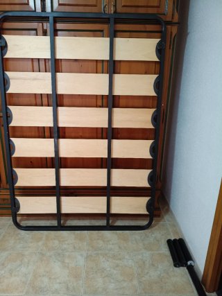 Somier de metal y madera con patas