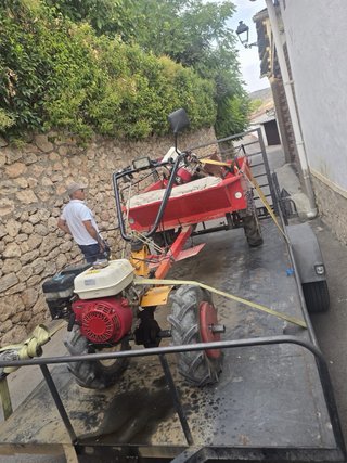 Mula mecánica con remolque