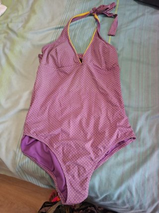 Bañador de lunares morado y amarillo