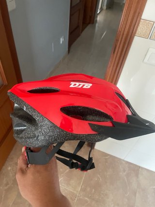 Casco de bicicleta rojo