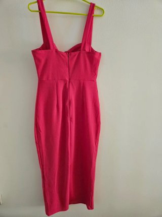 Vestido rosa fucsia con tirantes