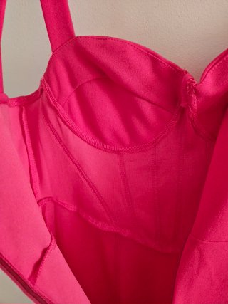 Vestido rosa fucsia con tirantes