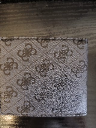 Cartera Guess Monogram Gris y Negra