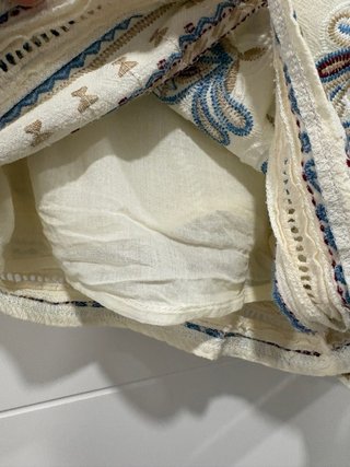 Pantalón corto bordado beige