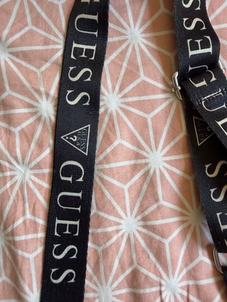 Bolso Guess rosa y negro