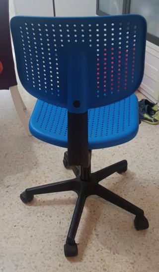 Silla giratoria azul de plástico