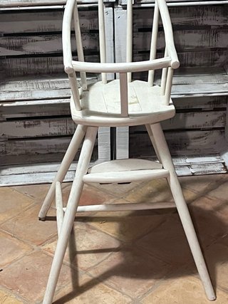 Trona antigua de madera