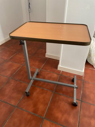 Mesa auxiliar para cama