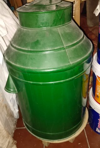 Tinaja antigua de chapa verde