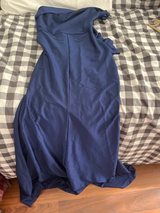 Vestido azul sin hombros con abertura