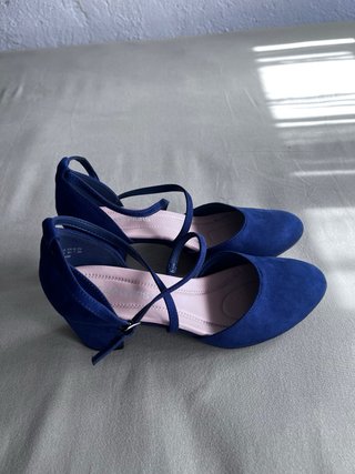 Zapatos de tacón azul con tiras cruzadas