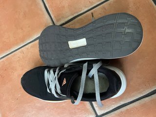 Zapatillas Adidas Negras y Blancas